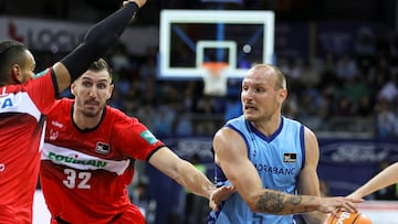 Rafa Luz, base español del Andorra, sostiene el balón ante Rubén Guerrero, pívot español del Coviran Granada, durante el partido de la quinta jornada de la Liga Endesa, hoy sábado en el Poliesportiu d'Andorra.