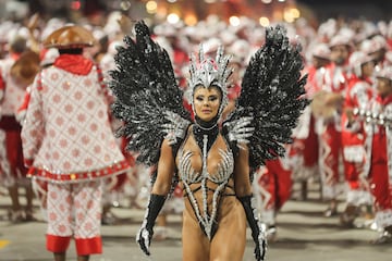 Viviane Araujo, reina del tambor de la escuela de samba Salgueiro acta en el Sambdromo durante el Carnaval en Ro de Janeiro.