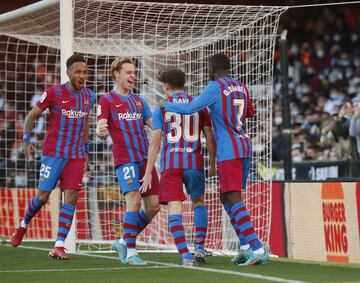 Frenkie De Jong celebra el 0-2 al Valencia con sus compañeros. 