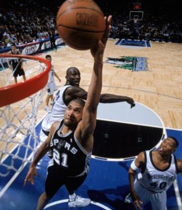 En 2004, Tim Duncan #21 durante uno de sus partidos.