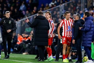 Diego Simeone habla con Antoine Griezmann antes de salir al campo por la lesión de Marcos Llorente. 

 
 
 
