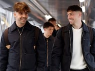 Valverde y Asencio, en el embarque del vuelo que lleva a Lisboa a la expedición del Real Madrid.