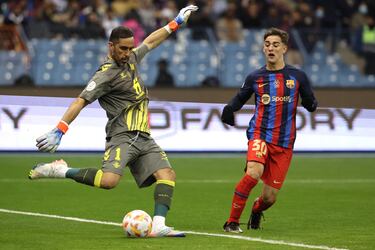 Claudio Bravo lanza el balón fuera de su área ante la presión de Gavi.