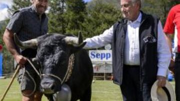 Joseph Blatter y su nuevo animal "Colombo"