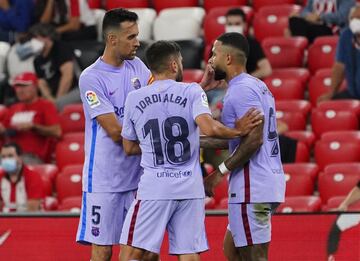 Los jugadores felicitan a Memphis Depay por el 1-1.