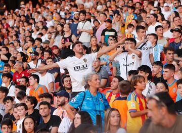 Alrededor de 10.000 aficionados se concentraron en Mestalla para dar la bienvenida a los nuevos fichajes del Valencia.  