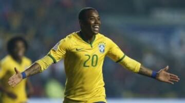 1-0. Robinho celebró el primer gol.