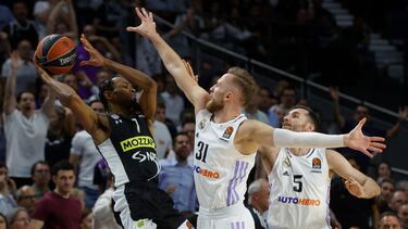 El escolta del Partizán Kevin Punter intenta superar la defensa de Dzanan Musa y Rudy Fernández, durante el segundo partido de los cuartos de final de la EuroLiga entre el Real Madrid y el Partizán Belgrado.