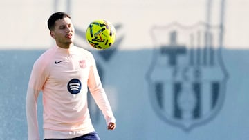 El delantero sueco del FC Barcelona, Roony Bardghji, durante el entrenamiento que realiza la plantilla barcelonista en la Ciudad Deportiva Joan Gamper para preparar el partido correspondiente a la decimoquinta jornada de LaLiga EA Sports que disputarán mañana ante el Real Betis Balonpie en Estadio de la Cartuja de Sevilla.