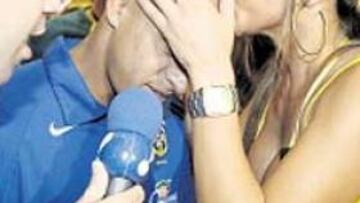 <b>BROMAS, BELLEZAS Y RISAS </b> El programa de humor más visto de la televisión brasileña sigue siempre a la canarinha. De esta guisa recibieron a Ronaldo y a Roberto Carlos en el hotel de Belém tras el entrenamiento.