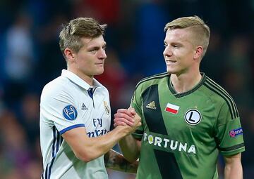 Toni Kroos y Michal Kopczynski 