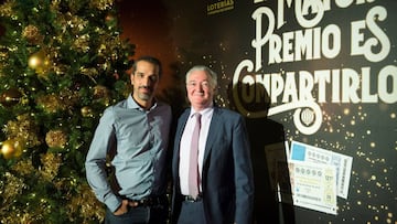 GRAF8332 MADRID, 14/11/2018.- El presidente de Loterías y apuestas del Estado, Jesús Huerta, acompañado por el director de cine Javier Ruiz Caldera,iz., durante la presentación del tradicional sorteo de la lotería de Navidad, que se celebra el 22 de diciembre y que repartirá cerca de 2.500 millones de euros, y de la campaña publicitaria con la que este año se presentará "la suerte", que ha sido dirigido por este cineasta. EFE/Fernando Villar