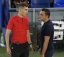 Xavi, al cuarto árbitro tras ser expulsado: “Es una vergüenza”
