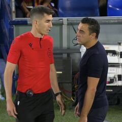 Xavi, al cuarto árbitro tras ser expulsado: “Es una vergüenza”