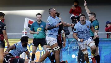 Perpignan's players celebrate scoring a try during  the French Top 14 rugby union match between Perpignan and Toulouse at the Aime Giral stadium in Perpignan, on February 5, 2022. (Photo by RAYMOND ROIG / AFP)