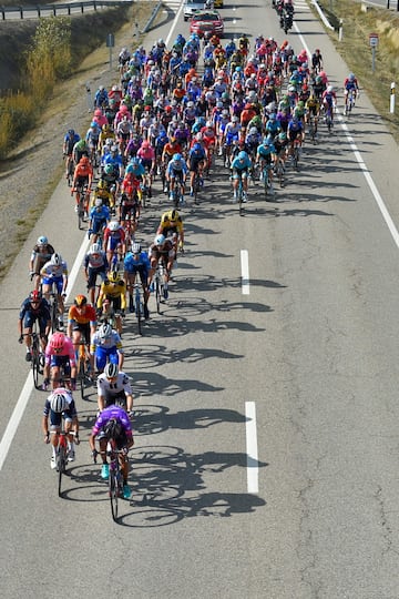 El pelotón durante la  quinta etapa de la gira ciclista española La Vuelta 2020, una carrera de 184,4 km desde Huesca a Sabiñánigo.