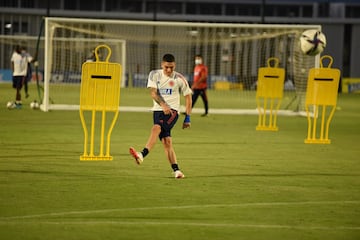 Los dirigidos por Reinaldo Rueda tuvieron su tercer día de prácticas. En la mañana hicieron trabajo de campo mientras que en la tarde se realizó gimnasio y trabajo en cancha.