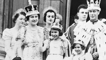 ¿Quiénes eran los padres de la reina Isabel II y cuántos hermanos tenía?