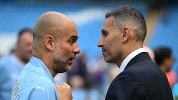 Pep Guardiola y Khaldoon Al Mubarak, entrenador y presidente del Manchester City, conversan.