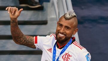Tangier (Morocco), 11/02/2023.- Arturo Vidal of Flamengo celebrates with his third place medals after the FIFA Club World Cup 3rd Place match between Al Ahly FC and CR Flamengo in Tangier, Morocco, 11 February 2023. (Mundial de Fútbol, Marruecos, Tánger) EFE/EPA/STR