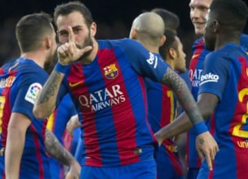 Los jugadores celebran el 3-0 de Aleix Vidal.