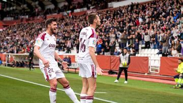 Dubasin celebra un gol con la grada.