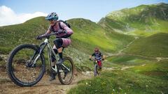 Laura Celdran practicando ciclismo de monta&ntilde;a BTT en los fant&aacute;sticos paisajes de Davos Klosters (Suiza), de las mejores rutas de MTB alpino del mundo, en verano del 2020.