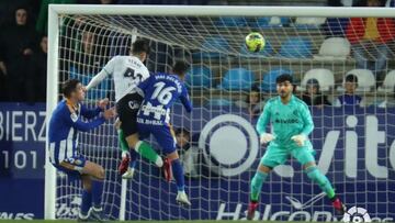 Yeray, del Racing, marcando a la Ponferradina.