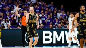 Marcelinho Huertas celebra una canasta.