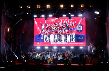 Los jugadores de la selección española  y los aficionados celebran el la plaza de la Cibeles el título de la Eurocopa.