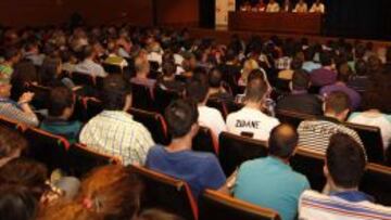 El salón de actos de Caja España se llenó para preguntar y apoyar a los representantes del Real Valladolid de cara al playoff que se aproxima.