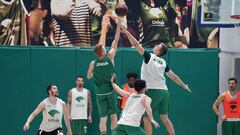 Los jugadores del Unicaja, durante un entrenamiento