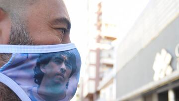 Un seguidor de Diego Armando Maradona hace guardia en la puerta de la clínica Olivos de Buenos Aires.