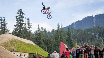 Erik Fedko volando con su MTB sobre un salto de tierra en el Red Bull Joyride, &uacute;ltima parada del Crankworx FMBA Slopestyle World Championship 2019.