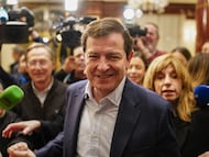 El candidato del PP a la reelección como presidente en la Junta de Castilla y León, Alfonso Fernández Mañueco (c), a su llegada al seguimiento de la noche electoral del PSOE de Castilla y León, en el Hotel Alameda Palace, a 15 de marzo de 2026, en Salamanca, Castilla y León (España). Castilla y León ha celebrado este domingo 15 de marzo elecciones a las Cortes autonómicas, una jornada en la que los ciudadanos están llamados a las urnas para elegir a los 82 procuradores del Parlamento autonómico.
15 MARZO 2026
Manuel Ángel Laya / Europa Press
15/03/2026