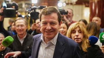 El candidato del PP a la reelección como presidente en la Junta de Castilla y León, Alfonso Fernández Mañueco (c), a su llegada al seguimiento de la noche electoral del PSOE de Castilla y León, en el Hotel Alameda Palace, a 15 de marzo de 2026, en Salamanca, Castilla y León (España). Castilla y León ha celebrado este domingo 15 de marzo elecciones a las Cortes autonómicas, una jornada en la que los ciudadanos están llamados a las urnas para elegir a los 82 procuradores del Parlamento autonómico.
15 MARZO 2026
Manuel Ángel Laya / Europa Press
15/03/2026