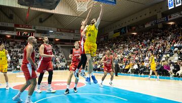 John Shurna, del Gran Canaria, encara el aro del Bàsquet Girona.