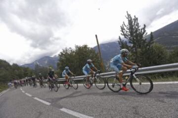 El pelotón durante la salida de la etapa entre Andorra la Vella y Cortals d' Encamp de 138 kilómetros. antes del comienzo de la undécima etapa.