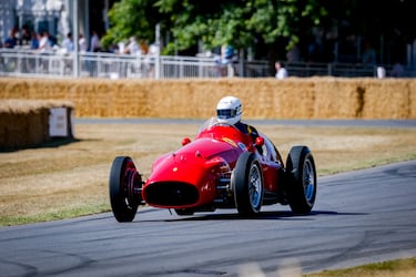 El Ferrari 500/625 participó en competiciones automovilísticas entre 1952 y 1955. Inicialmente, se desarrolló como el 500 F2 para la Fórmula 2, luego fue modificado y renombrado como 625 F1 para adaptarse a las regulaciones de la Fórmula 1. 