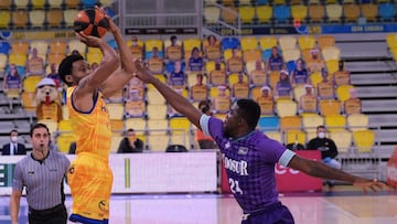 GRAFCAN3389. LAS PALMAS DE GRAN CANARIA, 22/12/2020.- El jugador del Herbalife Gran Canaria Stan Okoye (i) y el jugador del Coosur Real Betis Yakouba Ouattara (d) durante el partido de la decimoséptima jornada de la Liga Endesa que ambos equipos disputaron este domingo en el Gran Canaria Arena, en Las Palmas de Gran Canaria. EFE/Ángel Medina G.