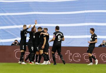 Los jugadores del Elche celebran el 0-1 de Lucas Boy¨¦.