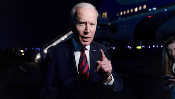 El presidente Joe Biden habla con los periodistas antes de abordar el Air Force One en el Aeropuerto Internacional de Cincinnati / Northern Kentucky en Hebron, Ky., el mi&eacute;rcoles 21 de julio de 2021.