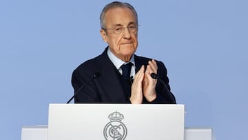 MADRID, 23/11/2025.- El presidente del Real Madrid, Florentino Pérez, interviene en la asamblea general ordinaria del club este domingo en Madrid. Una reunión de los socios compromisarios para avanzar en el proyecto de gran cambio de su modelo societario y aprobar los datos económicos, que superan los mil millones de euros de ingresos en el último ejercicio. EFE/ Rodrigo Jiménez