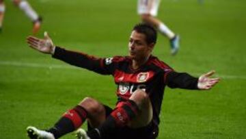 Jjavier Hernández reclama al árbitro.