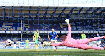 Everton's James Rodríguez scores their second goal