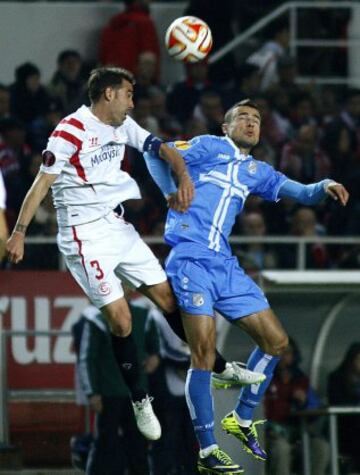 El defensa del Sevilla FC, Fernando Navarro (i), salta a cabeza con el jugador del HNK Rijeka, Zoran Kvrzik (d), durante el partido correspondiente a la sexta jornada de la Liga Europa grupo G, disputado hoy en el estadio Ramon Sanchez Pizjuán. 