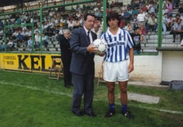 Se formó en la cantera de la Real Sociedad debutando en Primera División en la temporada 91/92.