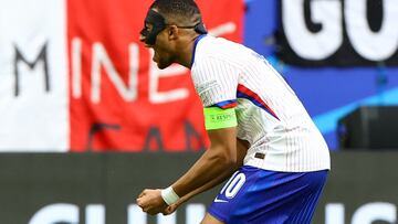 Soccer Football - Euro 2024 - Round of 16 - France v Belgium - Dusseldorf Arena, Dusseldorf, Germany - July 1, 2024 France's Kylian Mbappe celebrates their first goal scored by Randal Kolo Muani REUTERS/Bernadett Szabo