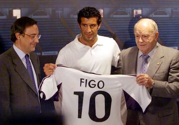 Uno de los traspasos m¨¢s pol¨¦micos de la historia del f¨²tbol, si no el que m¨¢s. Tras cinco a?os como azulgrana, se acabar¨ªa marchando al Real Madrid, el m¨¢ximo rival, por 60 millones de euros para comenzar la era de los gal¨¢cticos.
