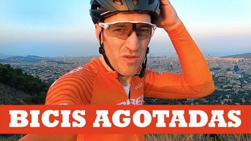 El ciclista Ibon Zugasti en Collserola, vestido de ciclista de Orbea, con un cartel en el que se puede leer &#039;bicis agotadas&#039;.